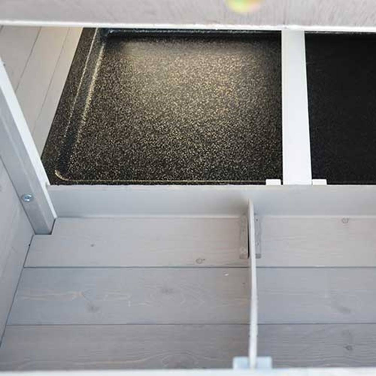 Chickenhouse Donald white grey